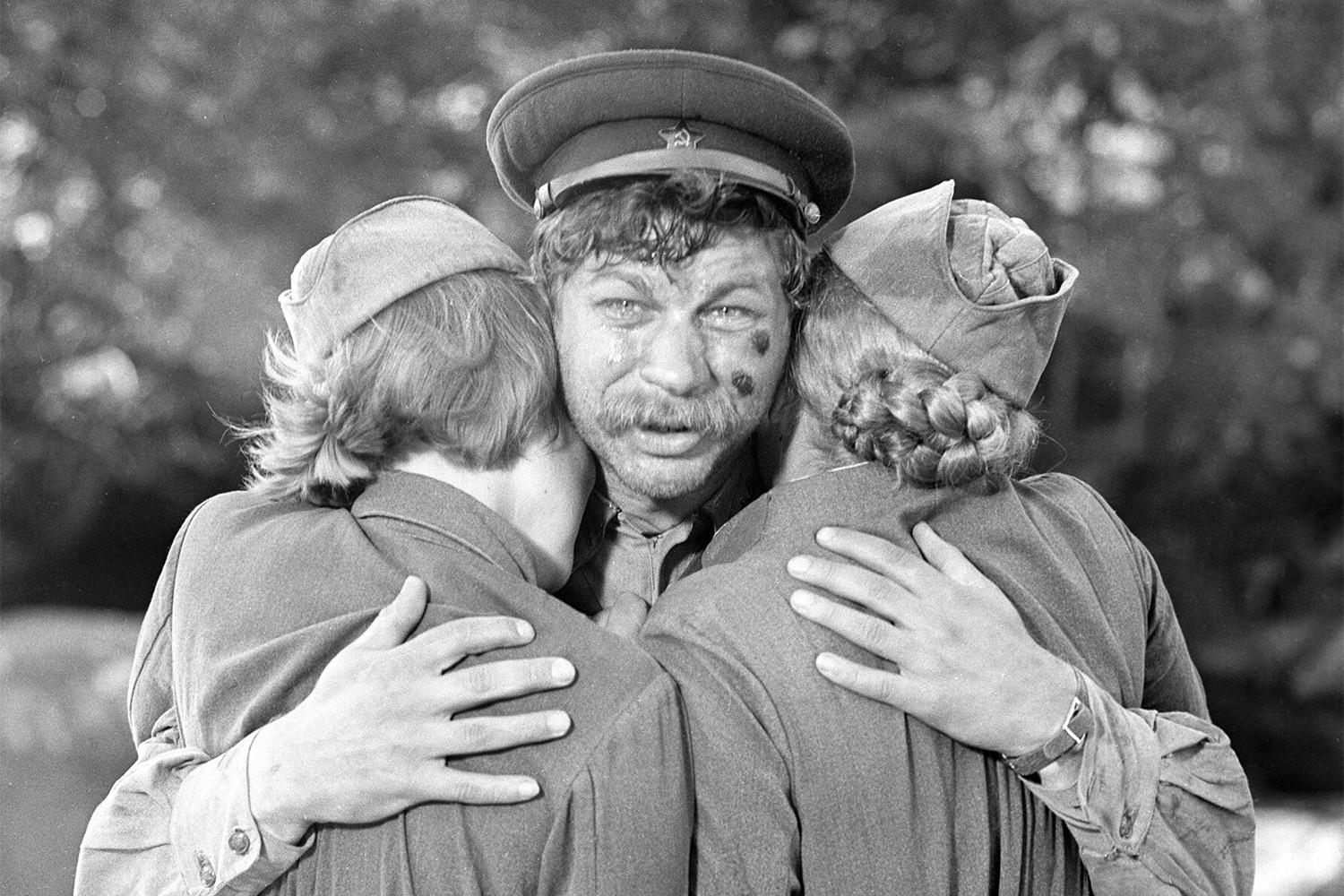 А зори здесь тихие старшина. А зори здесь тихие 1972. А зори здесь тихие 1972 девочки. А главное они тихие. А зори здесь тихие 1972.