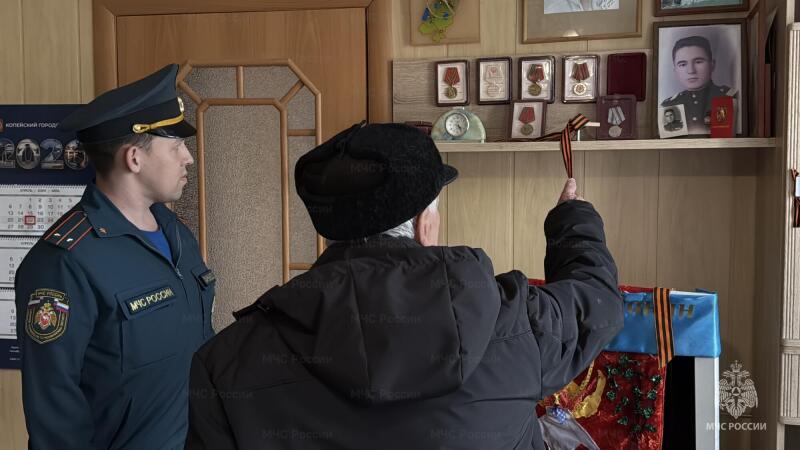 Забота и уважение: сотрудники МЧС России навещают ветеранов войны
