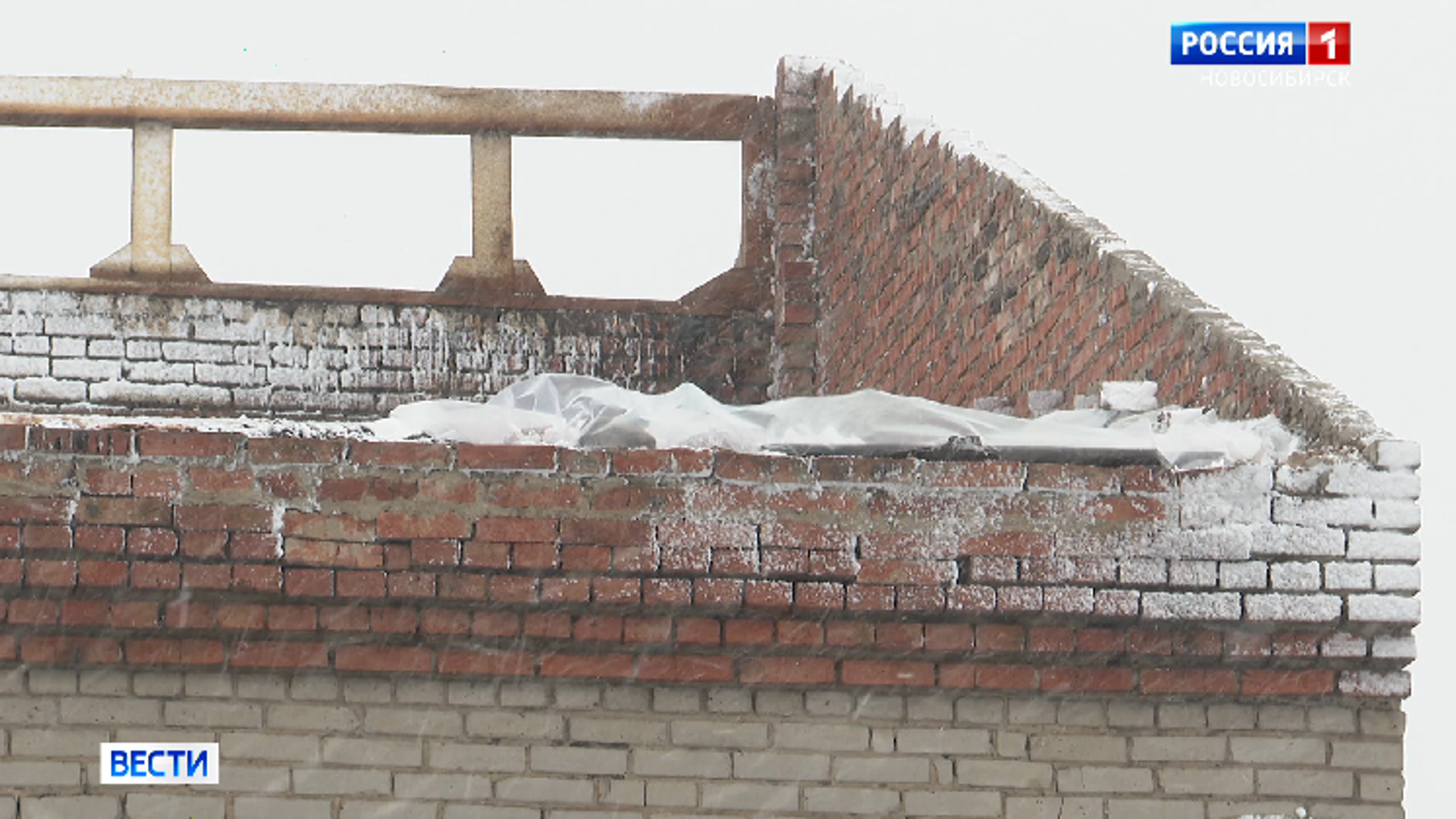 Ураган в новосибирске вчера. Страшная крыша. Крыша под амбара. Пожар в ограждениях. Школьники в Оренбургской области на ЗАБРОШКЕ.