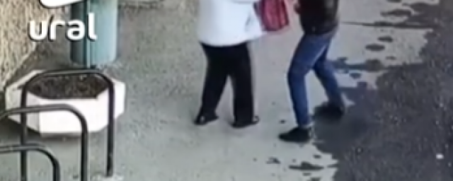 Избила бабушку на улице. Пацан избивает свою бабушку. Мальчик избивает бабушку. Бабушка плачет. Мальчик избивает бабушку.