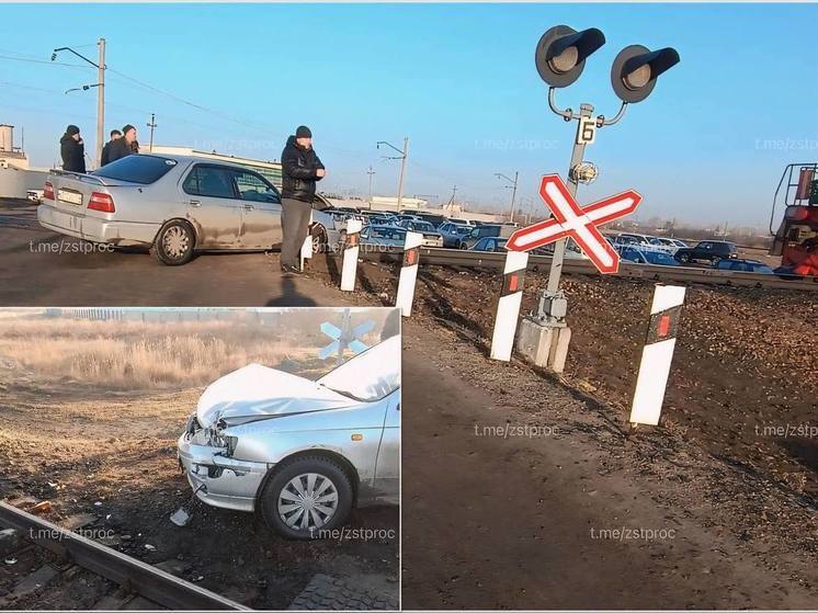 На юге Новосибирской области тепловоз врезался в автомобиль