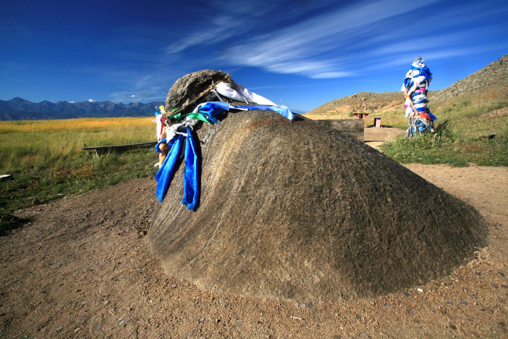 Священный камень Буха-Шулуун - древний хозяин Баргузинской долины. Фото: Владимир Горбатовский
