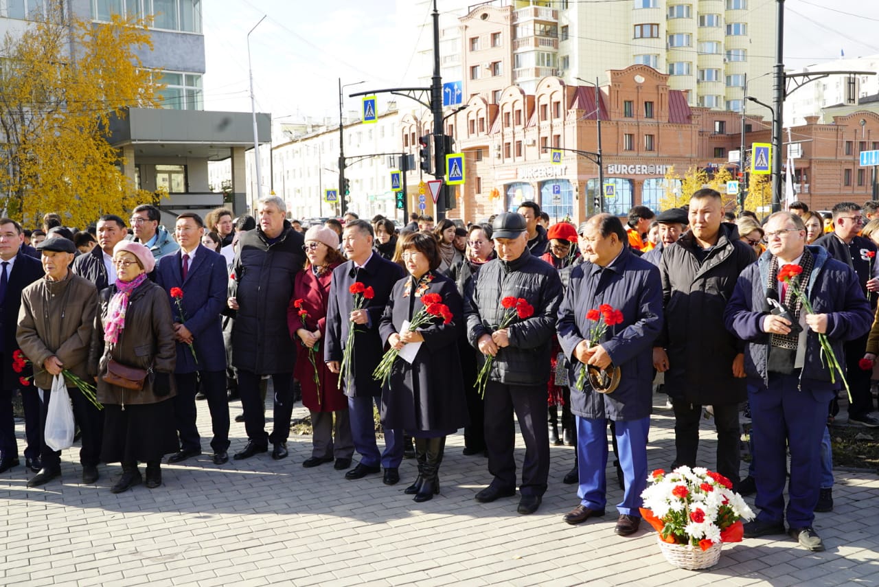 В день государственности Якутии возложили цветы к памятнику Владимиру Ларионову 