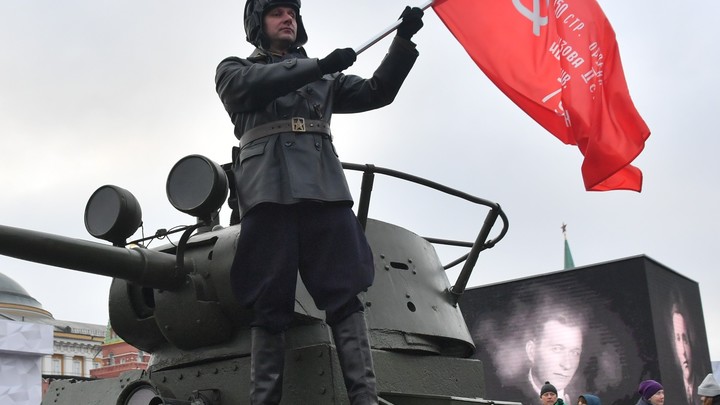 Знамя Победы развернули в центре Берлина. И запрет властей не помог