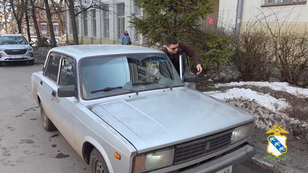 В Курске трое соседей вскрыли машину медика во время поездки за алкоголем