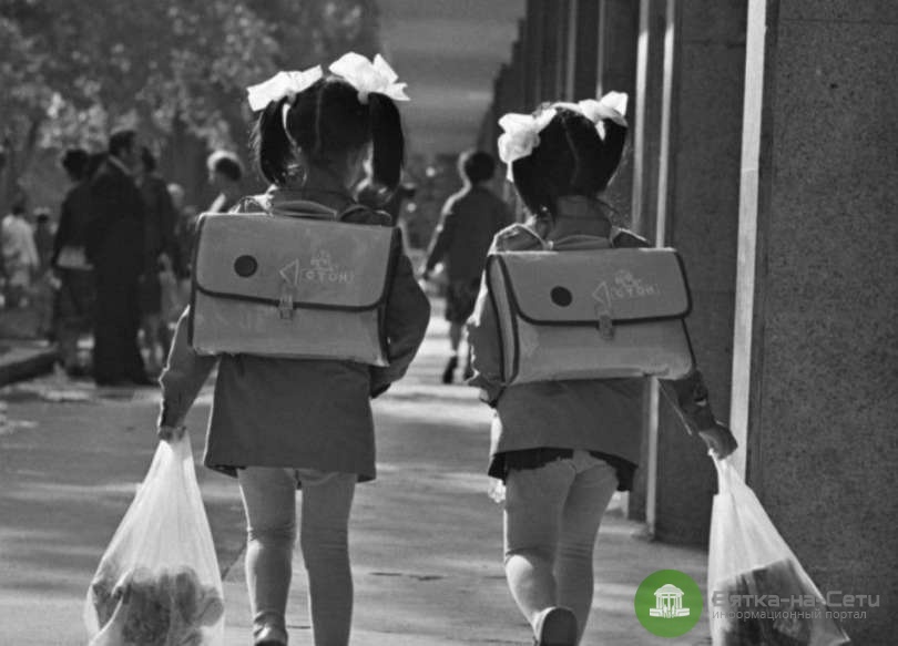 Дети бегут из школы. Две девочки идут в школу. 2 девочки подростки идут в школу. После уроков девочки возвращались домой все вместе. Дети улицы.