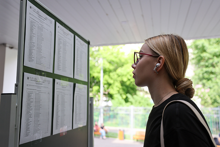 В Татарстане, по данным минобрнауки РТ на 1 июля, 288 стобалльных результатов по учебным предметам: 11 выпускников получили 200 баллов по двум предметам, 266 выпускников — 100 баллов по одному предмету