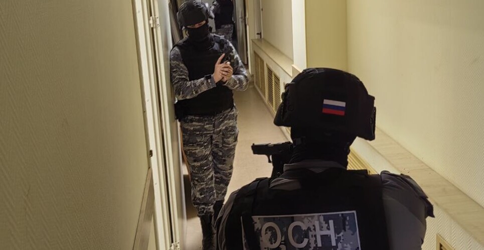 Условно: в Великом Новгороде пресечена дерзкая попытка побега подсудимого из под стражи