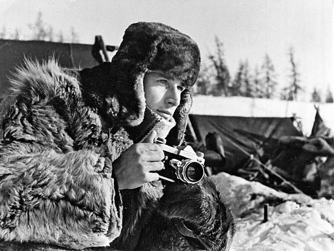 «Завершил армейскую службу, а она пришлась на Карибский кризис 60-х годов. Одолжил у комбата деньги на билет – и вот уже вылетаю рейсом Москва–Анадырь по вызову на работу в газету «Советская Чукотка». Это был 1964 год».