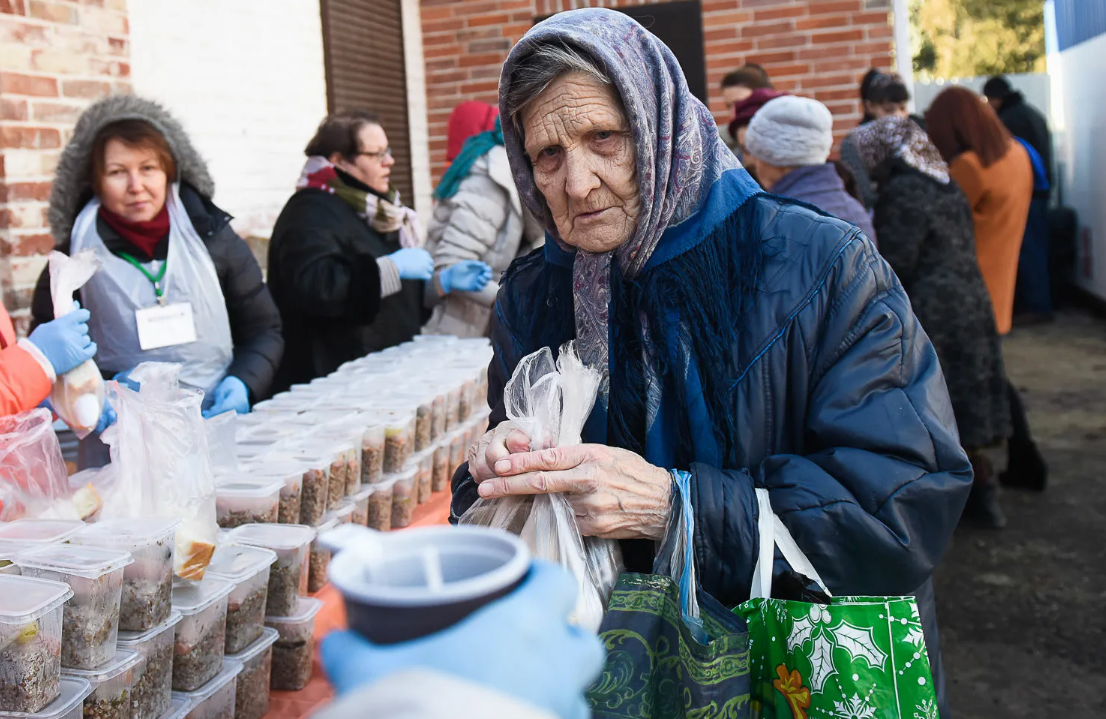 Социально нуждающиеся граждане. Помощь бездомным. Волонтеры помогают бездомным. Благотворительные акции для бездомных людей. Нуждающимся людям