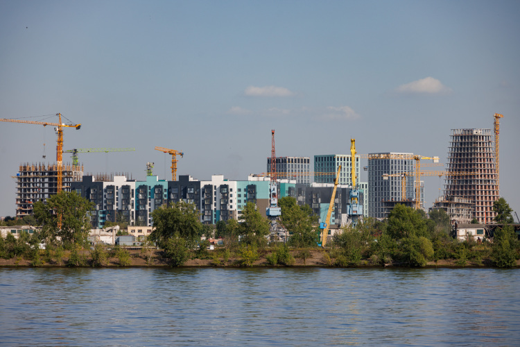 Скоростная многополосная дорога вдоль берега Волга в центре Казани входит в противоречие с взятым городскими градостроителями вектором на развитие связей города с прибрежными территориями, реновацией Новой Портовой и реализацией концепции развития водной инфраструктуры «Казань — город на воде»