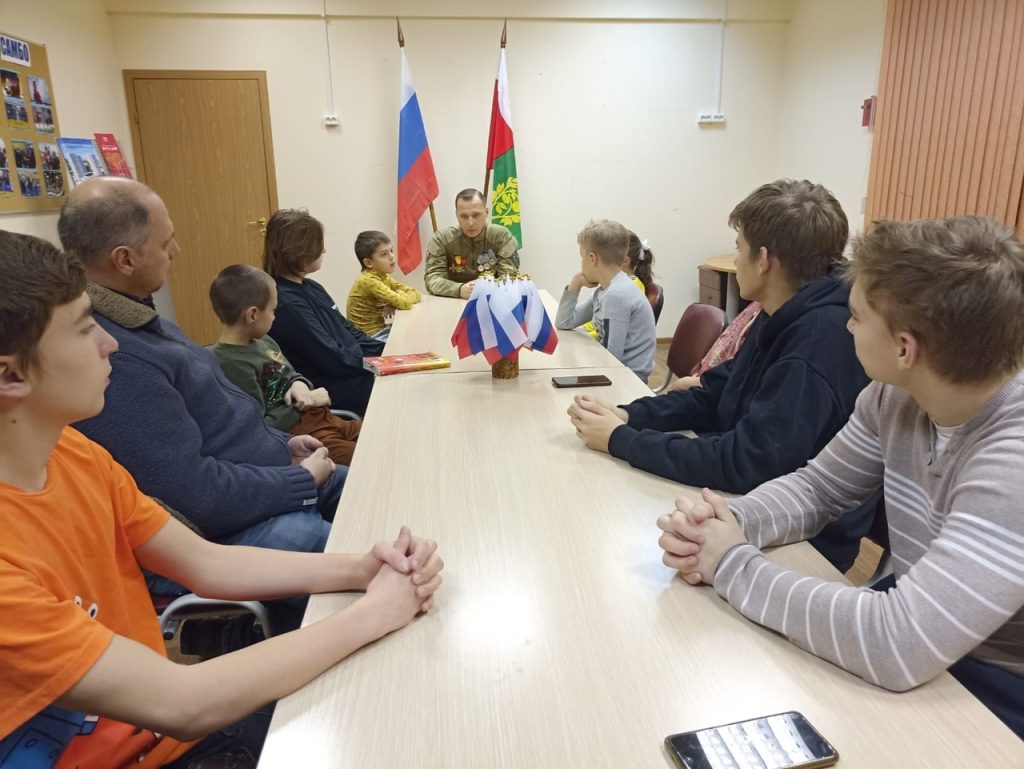 В ЦД «Личность» прошла встреча с ветераном СВО. Фото: официальная страница ЦД «Личность» в социальных сетях