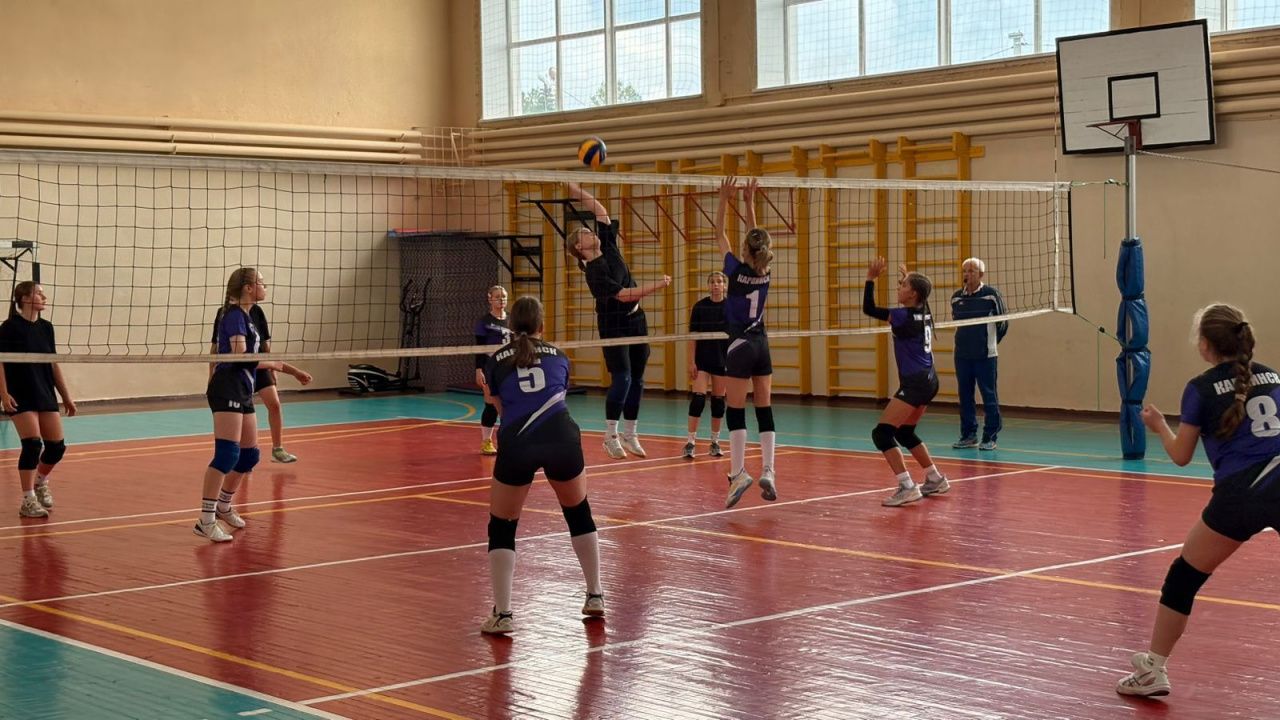 В спортивной школе Карпинска прошел традиционный осенний турнир по волейболу