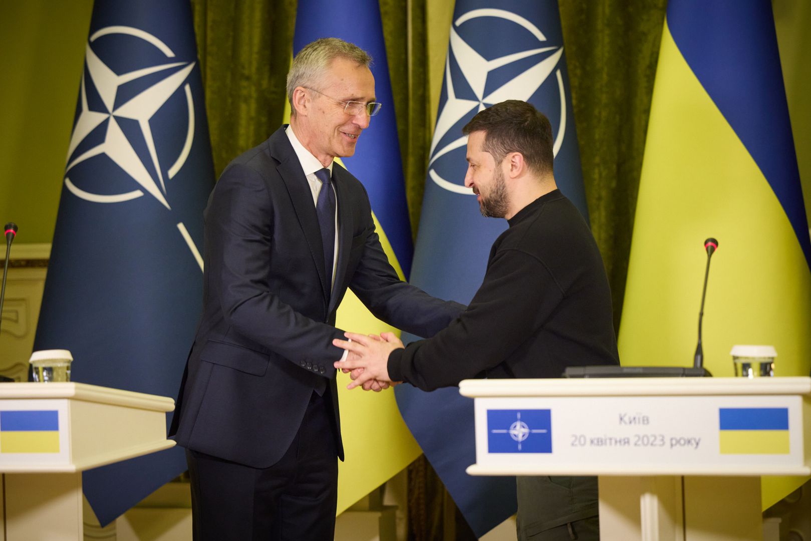 Президент Украины Владимир Зеленский встречается с генеральным секретарем НАТО в Киеве 20 апреля 2023