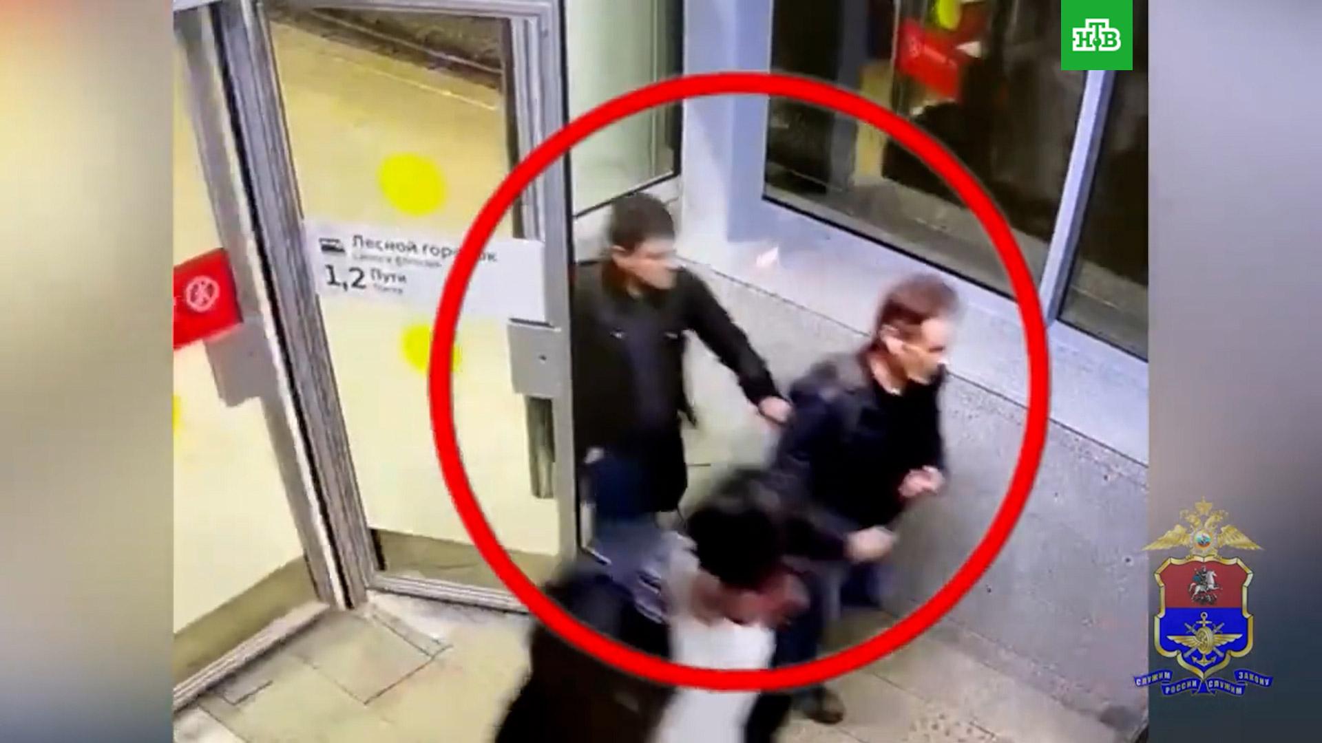 В москве задержали мошенников обманывающих пенсионеров. Кражи в магазинах пятерочка. Цыганка ворует. Ограбление магазина. Кража из сетевого магазина.