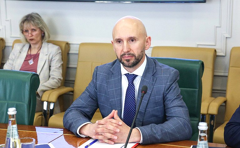 Встреча председателя Комитета Совета Федерации по международным делам Григория Карасина с Чрезвычайным и Полномочным Послом Восточной Республики Уругвай в Российской Федерации Марией Дель Росарио Портель Касановой