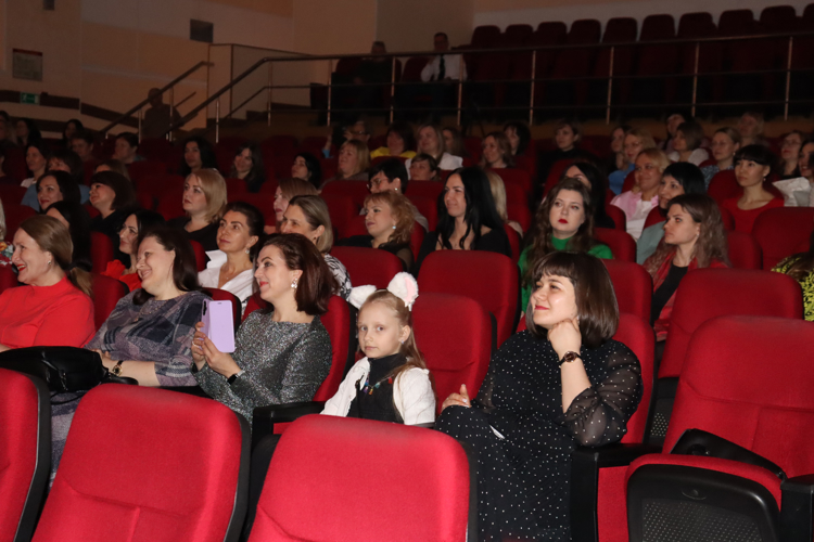 В Хабаровске росгвардейцы поздравили женщин-коллег с наступающим праздником 8 марта 