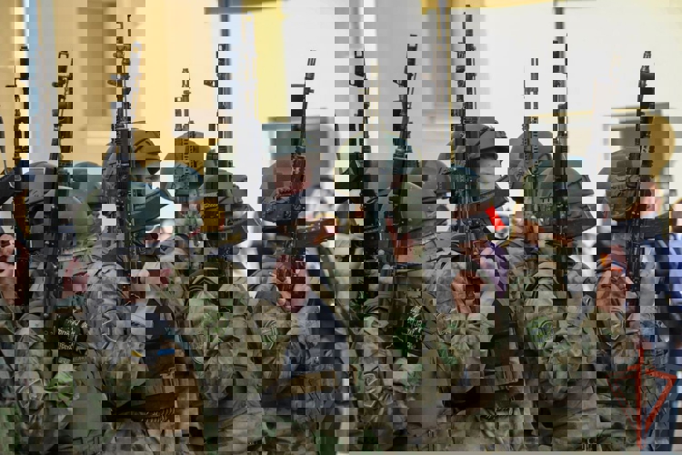 Генерал-полковник Юрий Яшин поздравил спецназовцев, которые успешно прошли квалификационное испытание на право ношения крапового берета (видео)