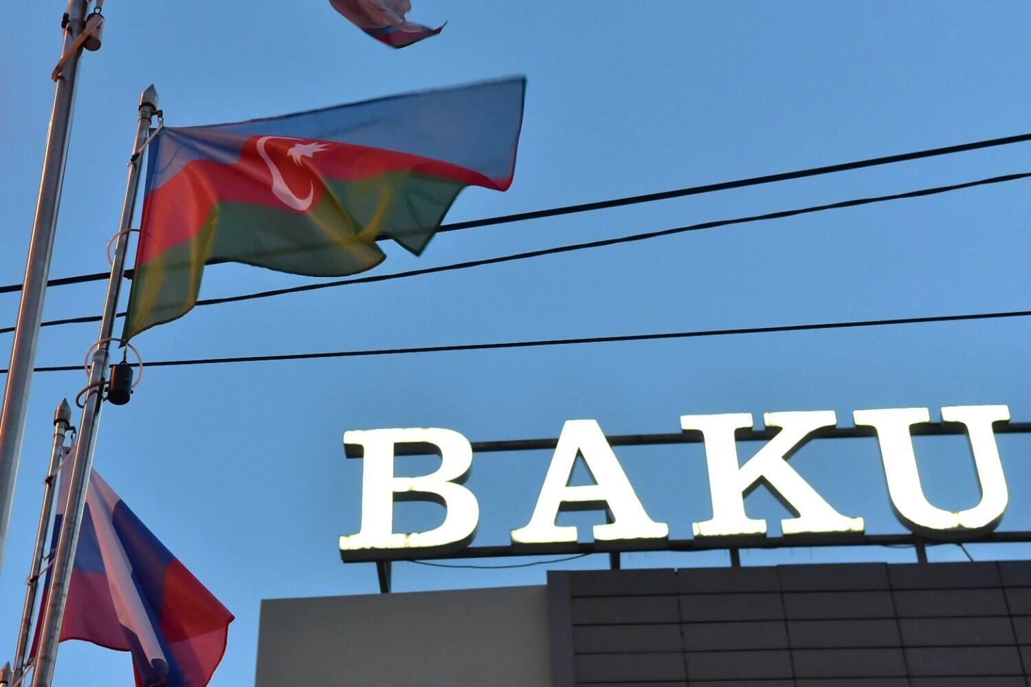 Флаг Азербайджана и вывеска Баку