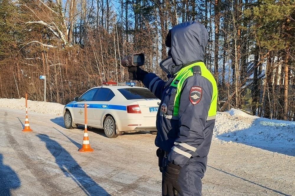 Сотрудник ГИБДД на дороге