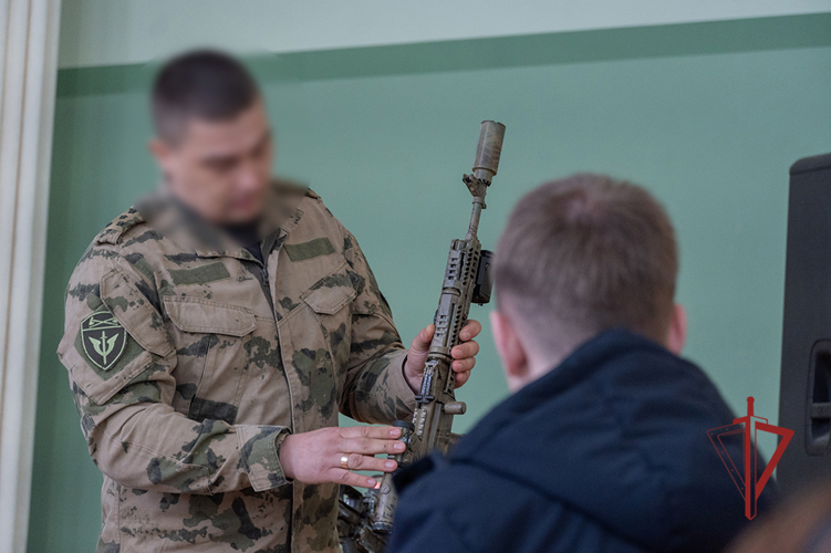 Пензенские студенты колледжа посетили отряд мобильный особого назначения Росгвардии на экскурсии