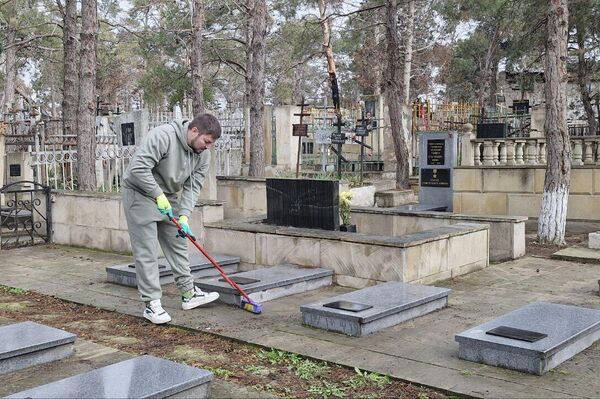 Cотрудники Русского дома в Баку, а также представители Русской общины, Ассоциации русской молодежи и Центра татарской молодежи в Азербайджане "Яшьлек" провели традиционную акцию по очистке территории Ясамальского кладбища. - Sputnik Азербайджан