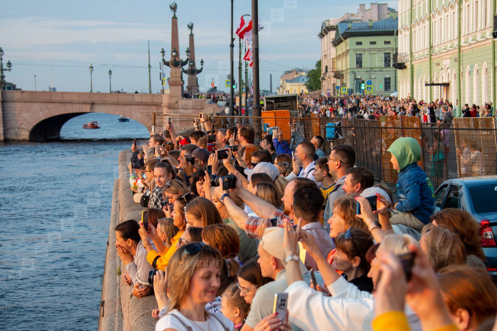 Репетиция алых парусов спб 2024. Алые паруса Петербург набережная. У набережной. Алые паруса выпускники. Питер набережная Невы.