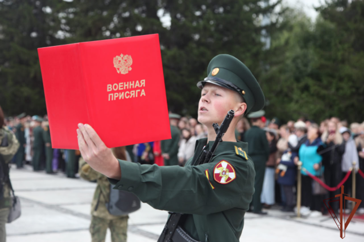 Курсанты Новосибирского военного института Росгвардии приняли Военную присягу