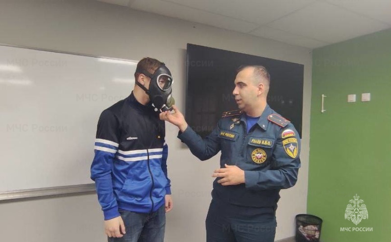 Студентов научили правильно надевать противогаз