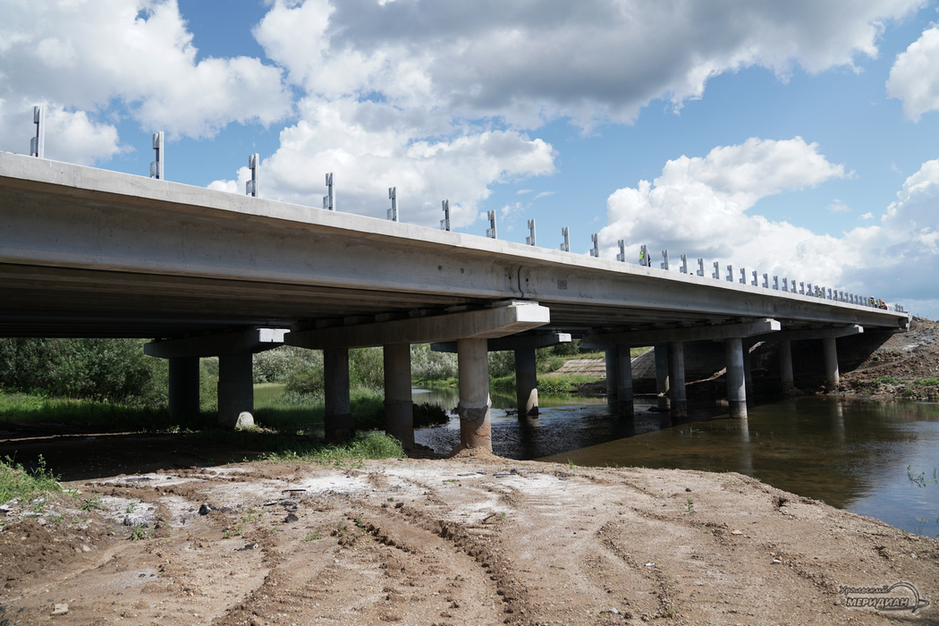 Мосты в новокузнецке. Мост через ургу. Новокузнецк мост через томь. Рухнул мост покров майдан. Подвесной мост в хотылево брянск.
