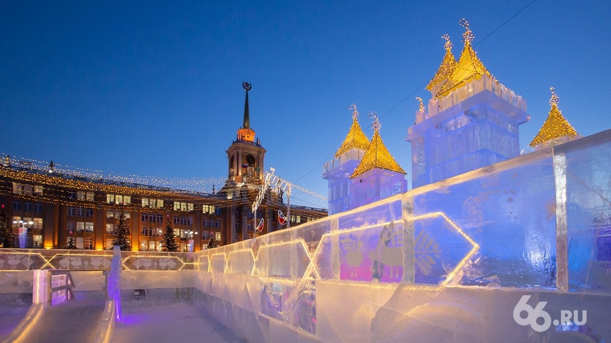 На Плотинке открыли новогодний ледовый городок. Посмотрите, как он менялся последние 10 лет