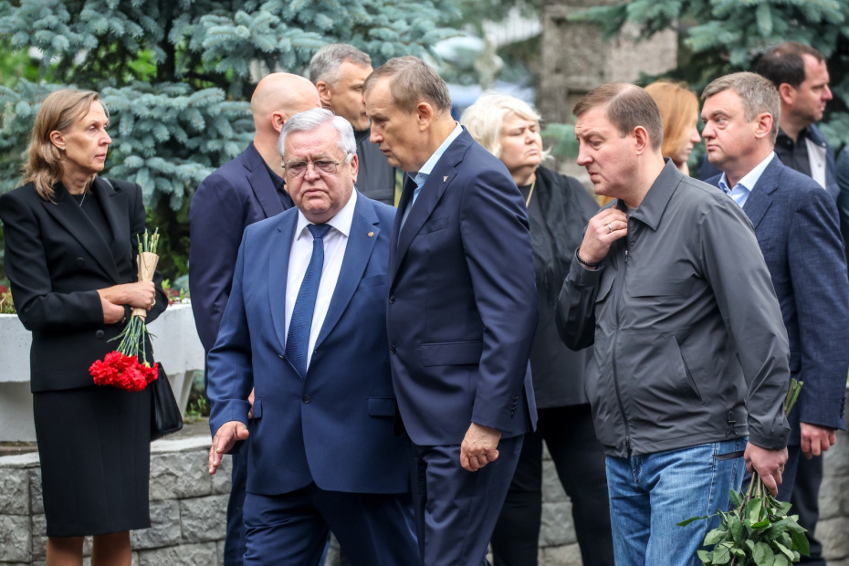 Директор Института социологии Российской академии наук Михаил Горшков, губернатор Ленинградской области Александр Дрозденко и глава Республики Алтай Андрей Турчак (слева направо) перед началом церемонии похорон бывшего министра транспорта РФ Романа Старовойта