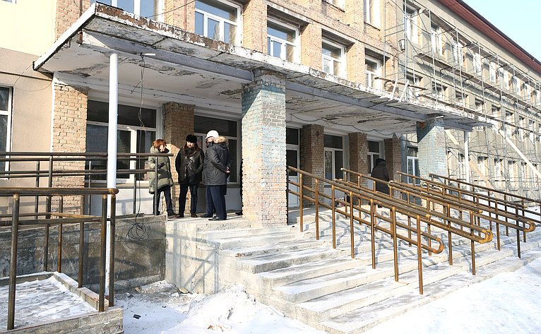 Александр Усс в рамках поездки в регион посетил две стройплощадки, на которых ведутся строительство и реконструкция школ