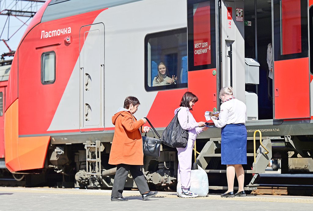 Ласточка екатеринбург омск. Ласточка Качканар Екатеринбург. Новые ласточки Екатеринбург. Пушкинская Ласточка. Ласточка Екатеринбург Красноуфимск фото.