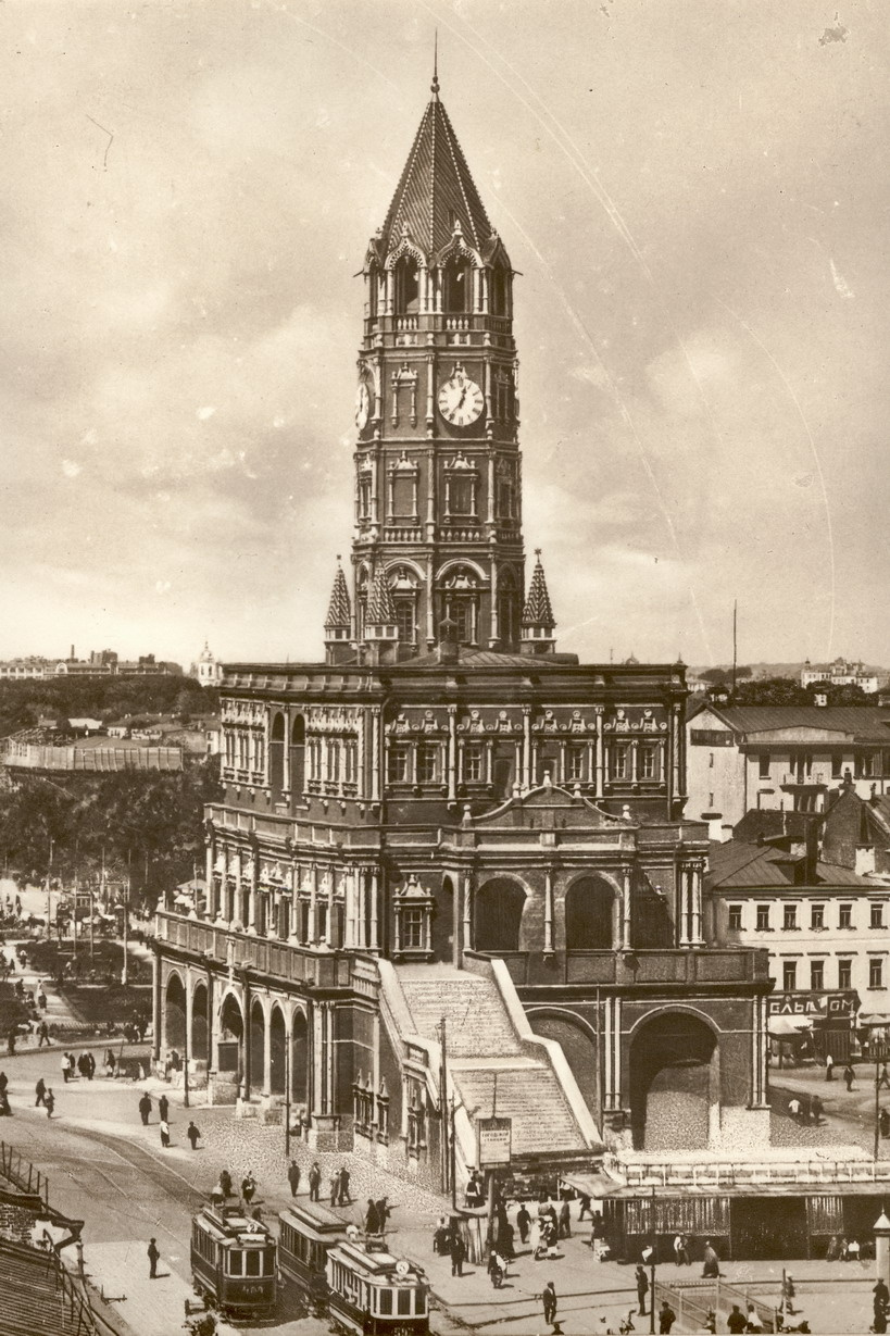 Сухареву башню разобрали в 1934 году. Этому решению способствовал лично Сталин