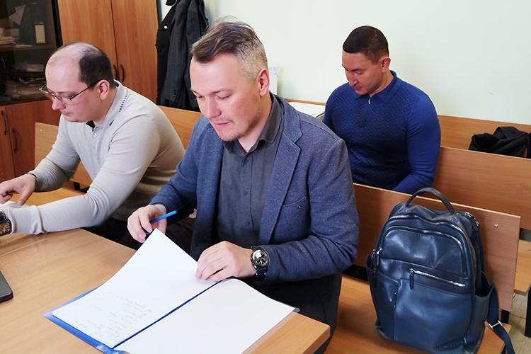 В чем обвиняют Валиева (на фото сзади)? В деле два эпизода, первый — по п. «б» ч. 2 ст. 199 УК РФ («Уклонение от уплаты налогов в особо крупном размере»). Еще одно преступление, в котором его обвиняют, — неправомерный оборот средств платежей (ч. 1 ст. 187 УК РФ)