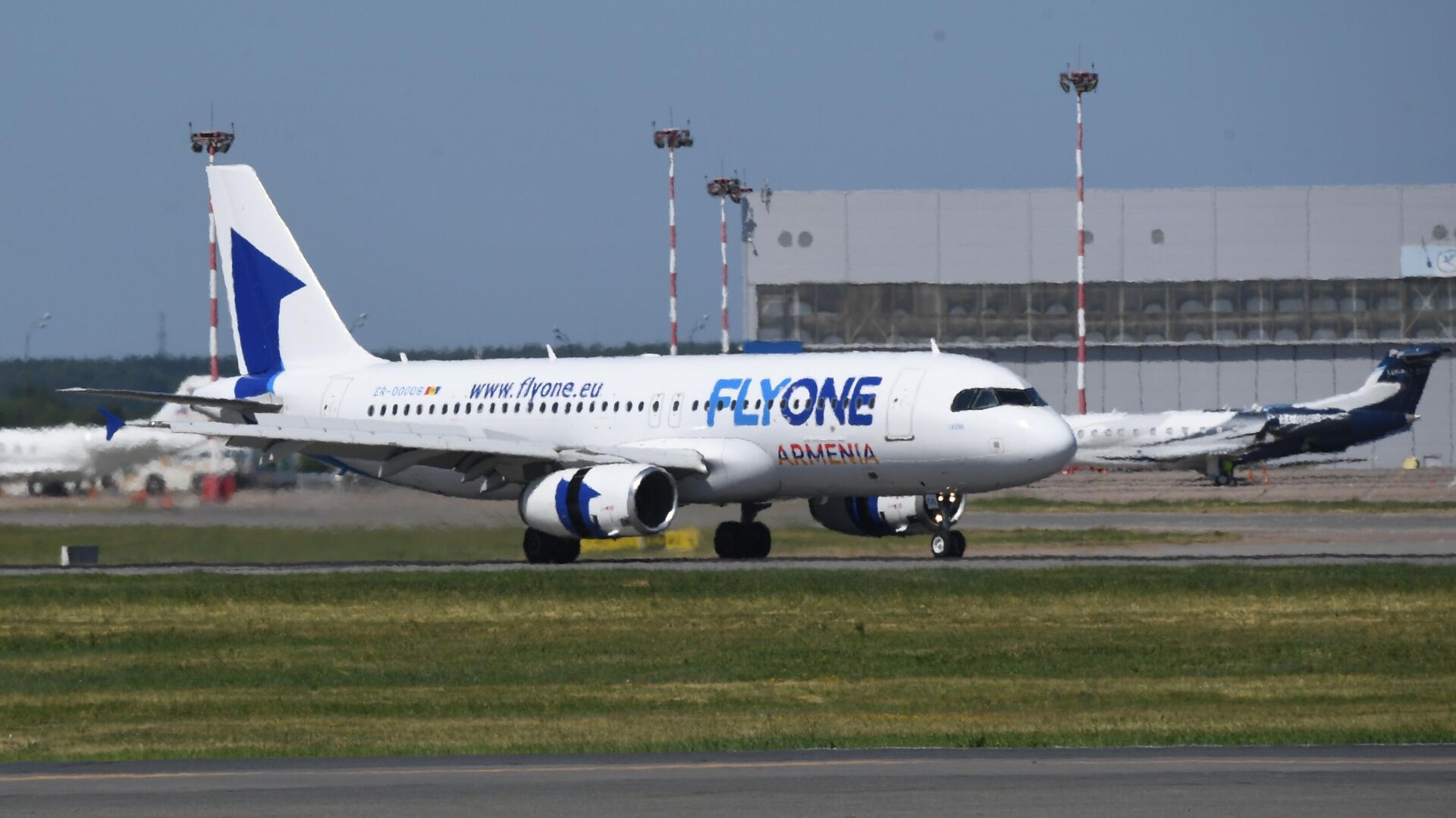 Авиакомпания flyone armenia. Airbus a 320 flyone Armenia. Армянские авиалинии в Шереметьево. Ереван Париж авиабилеты. Armenian Airlines Ji-101.