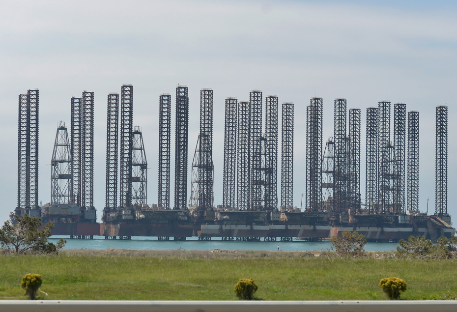 Газовые платформы у побережья Баку в Каспийском море