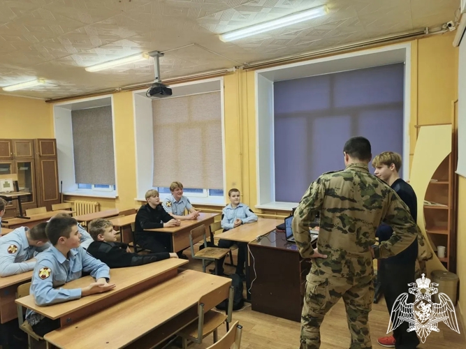 В Иванове росгвардейцы провели урок по огневой подготовке для школьников