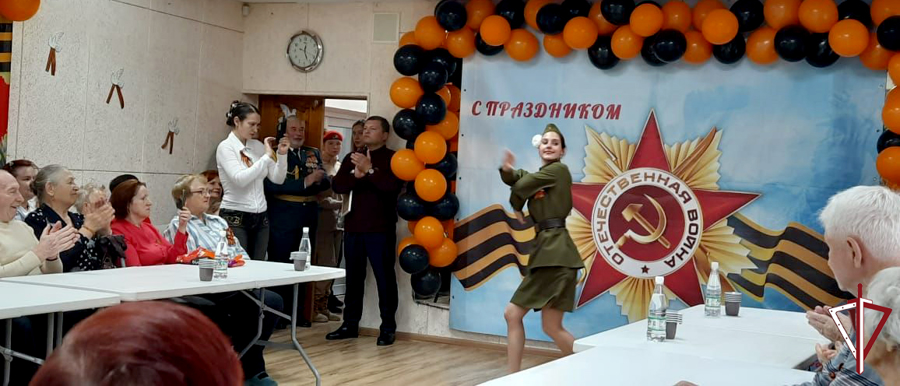 Росгвардейцы поддержали акцию «Поздравим всем двором», посвященную 79-ой годовщине Победы в Великой Отечественной войне