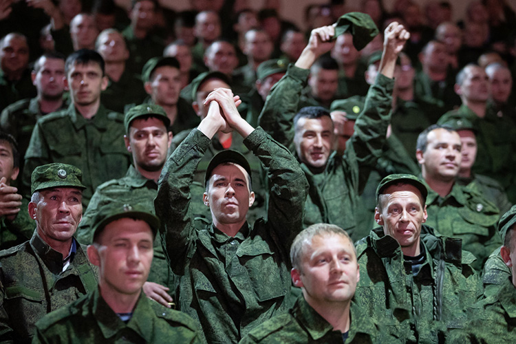 Творческие бригады и исполнители регулярно выезжают с концертами в действующие военные части СВО