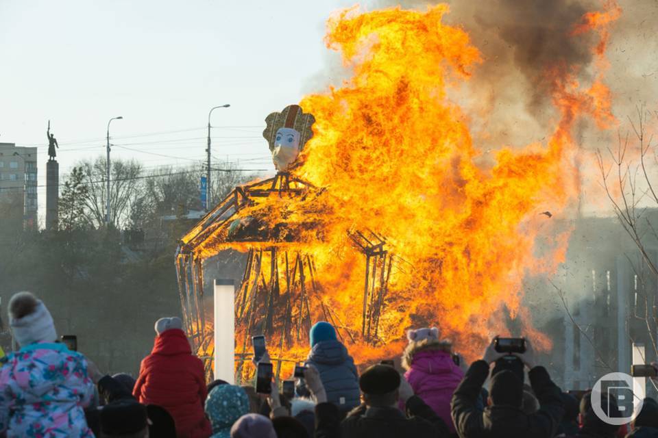 Сжигание масленицы где будет проходить. Чучело Масленицы в Волгограде 2023. Масленица 2023 Волгоград. Масленица в Волгограде 2021 чучело. Сожжение Масленицы Солнечногорск.