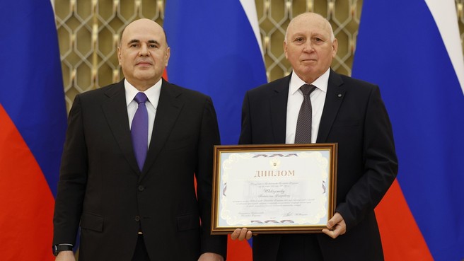Михаил Мишустин вручил премии Правительства в области науки и техники. С главным научным сотрудником ВНИИ овцеводства и козоводства - филиала Северо-Кавказского федерального научного аграрного центра, доктором сельскохозяйственных наук, профессором Анатолием Фоадовичем Шевхужевым