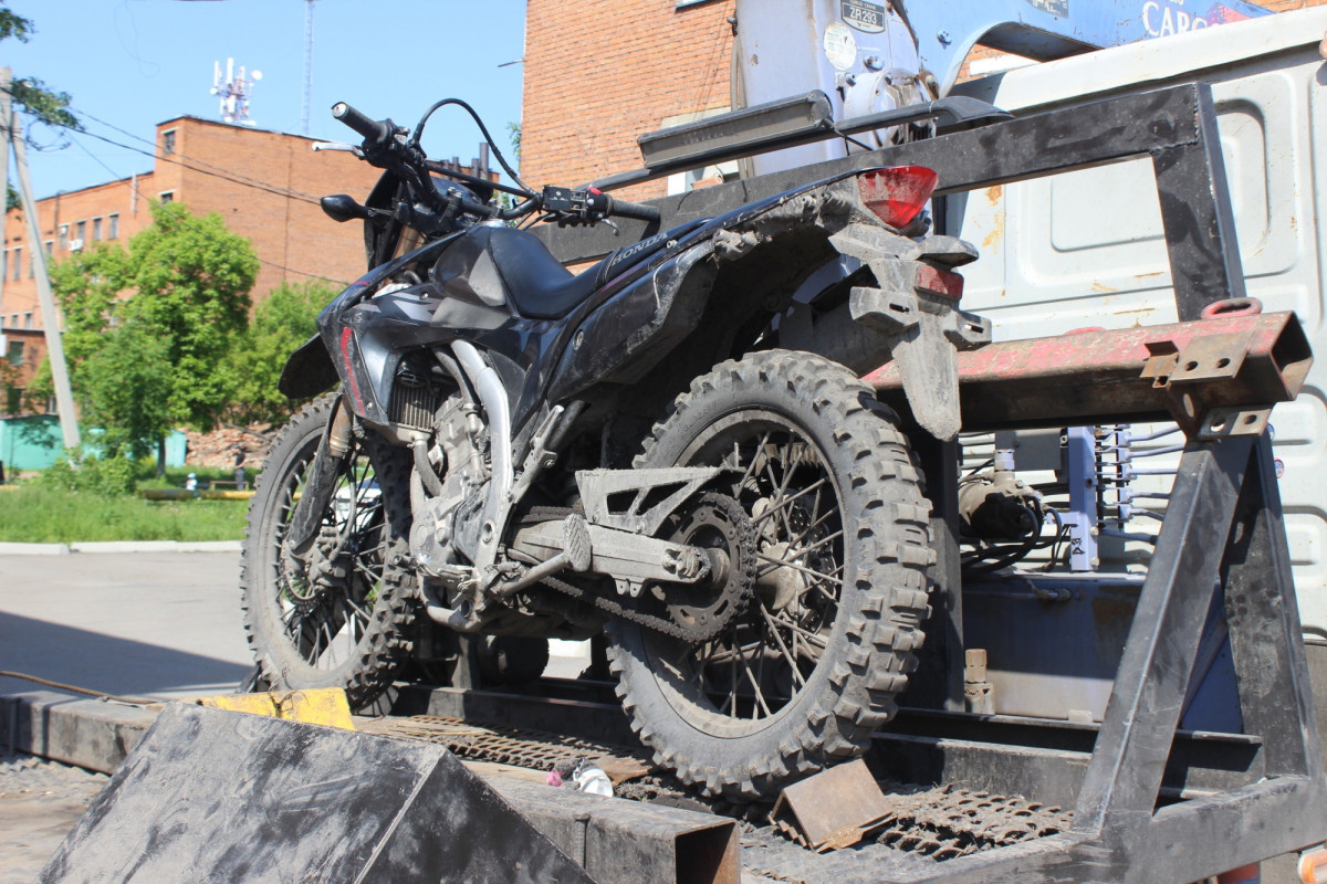 В Прокопьевске полицейские поместили на штраф стоянку мотоцикл, которым управлял подросток