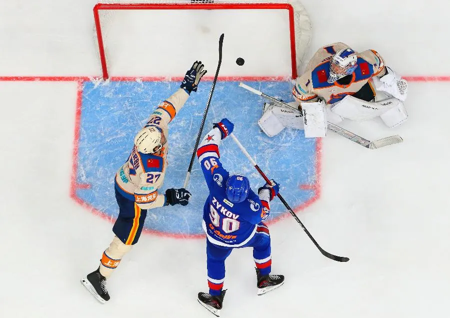 Помог чужой тренер. Как хоккеисты СКА обыграли «Шанхайских драконов» | Хоккеисты СКА четыре раза поразили ворота «драконов»./ФОТО Александра КУЛЕБЯКИНА