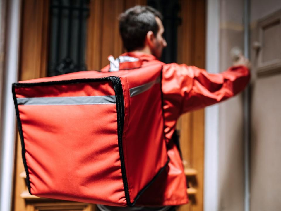 Курьер попытался съесть продукты заказчика, но был пойман