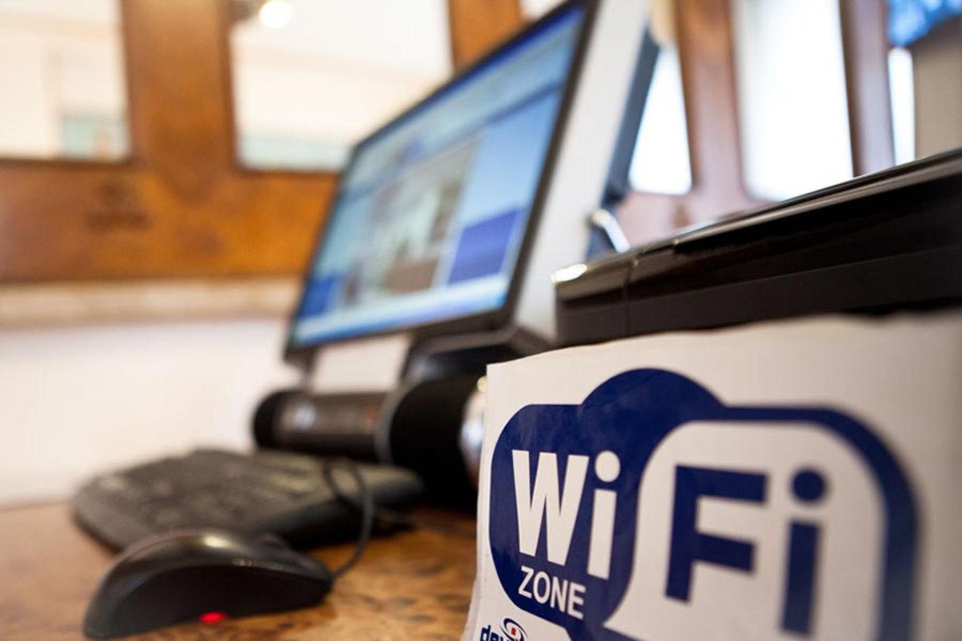 Класс wifi. Wi-Fi в школе. Wi Fi в отеле. WIFI В школе. Высокоскоростной интернет в отеле.