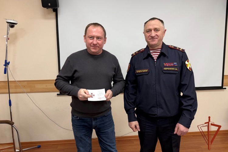 Начальник Управления Росгвардии по Томской области вручил ведомственные награды представителям СМИ 