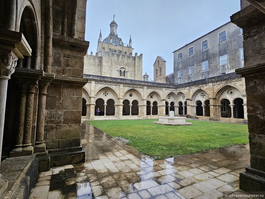 Клуатр сочетает в себе романские и готические элементы: каждая из готических стрельчатых арок, обращенных во внутренний двор, дополнена сдвоенными круглыми арками в романском стиле.