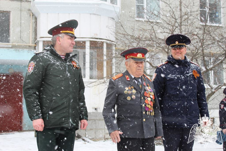 В Сыктывкаре военный оркестр Росгвардии поздравил ветерана службы с Днем Победы